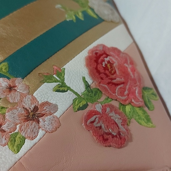 18. AUXILIARY LEATHER EMBROIDERED ROSE CROSSBODY BAG! - Picture 3 of 5